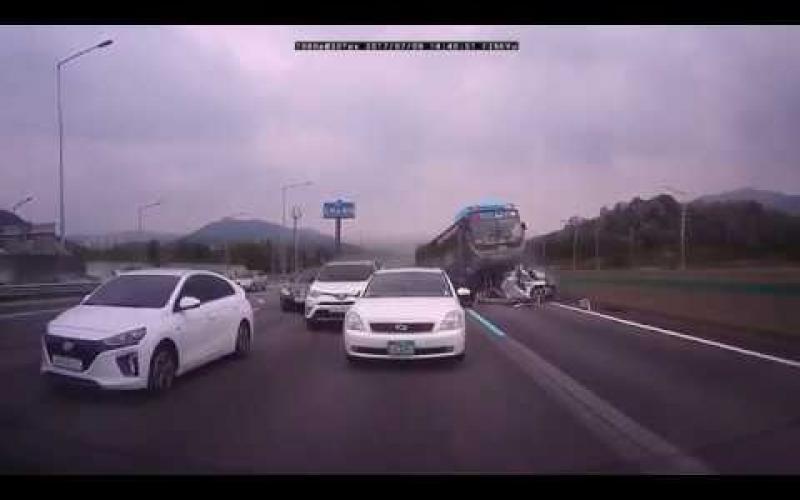 Embedded thumbnail for 第一現場目擊南韓嚴重車禍